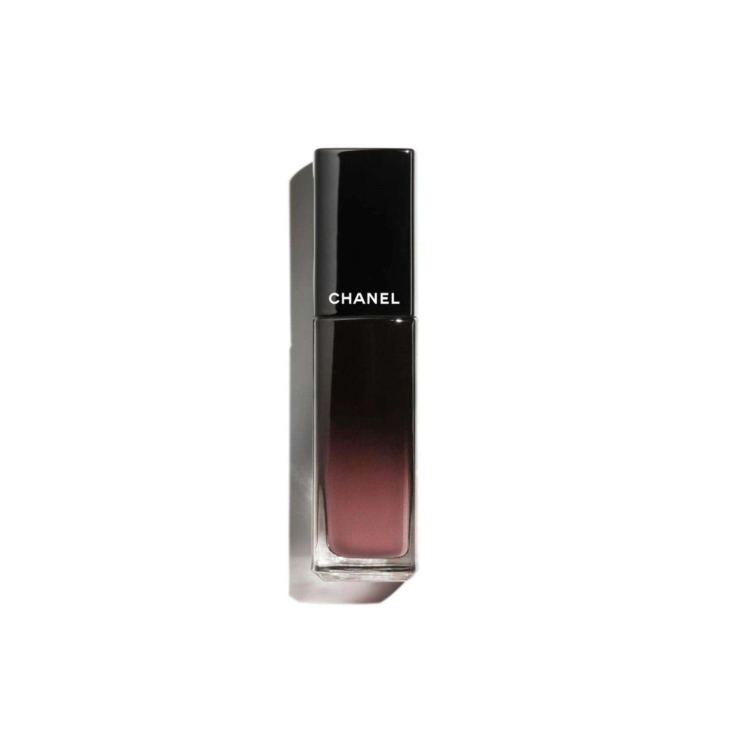 LA BARRA DE LABIOS LÍQUIDA BRILLANTE DE LARGA DURACIÓN